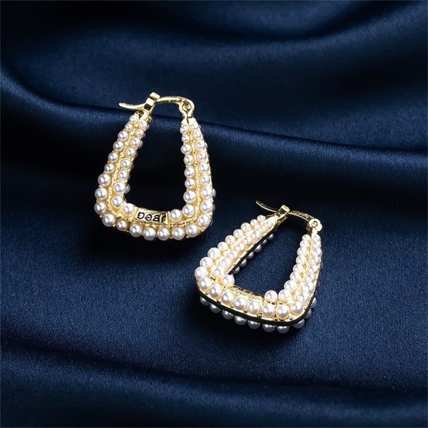 White Pearl & 18K Gold-Plated U-Shape Huggie Earrings For Cheap